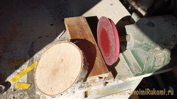 Как сделать декоративную полку из спилов Как сделать декоративную полку из спилов