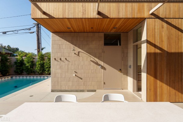 Дом с изогнутыми архитектурными элементами Дом с изогнутыми архитектурными элементами