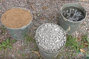 Деревянный забор на металлических столбах своими руками: пошаговая инструкция + фото