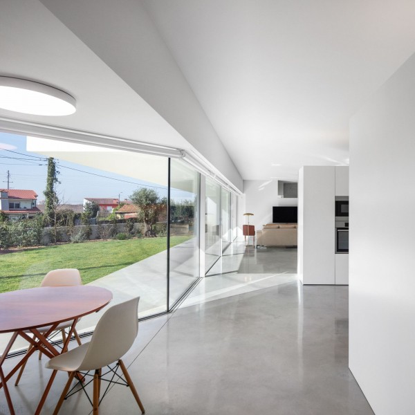 Минималистичный бетонный дом с внутренним двором Минималистичный бетонный дом с внутренним двором