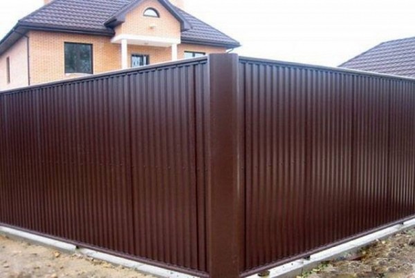 Забор из волнового шифера своими руками: пошаговая инструкция
