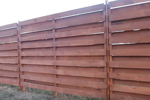 Деревянный забор на металлических столбах своими руками: пошаговая инструкция + фото