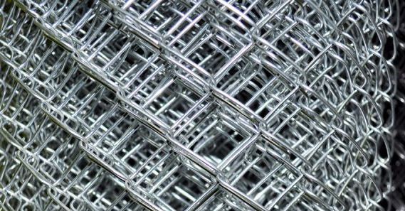 Как сделать забор из сетки рабицы — новые методы установки + расчет Как сделать забор из сетки рабицы — новые методы установки + расчет