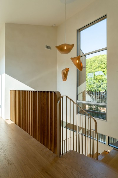 Дом с изогнутыми архитектурными элементами Дом с изогнутыми архитектурными элементами