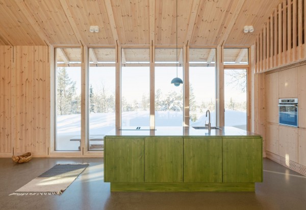 Скандинавская деревянная хижина в дикой природе Скандинавская деревянная хижина в дикой природе