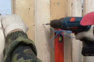 Деревянный забор на металлических столбах своими руками: пошаговая инструкция + фото