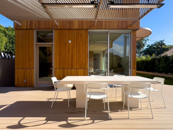 Дом с изогнутыми архитектурными элементами Дом с изогнутыми архитектурными элементами