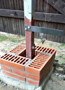 Кирпичные столбы для забора своими руками: пошаговая инструкция Кирпичные столбы для забора своими руками: пошаговая инструкция