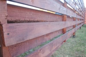 Деревянный забор на металлических столбах своими руками: пошаговая инструкция + фото