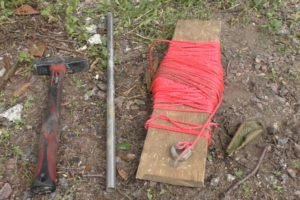 Деревянный забор на металлических столбах своими руками: пошаговая инструкция + фото