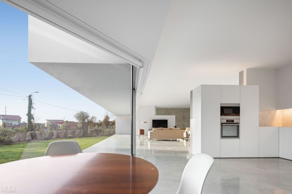 Минималистичный бетонный дом с внутренним двором Минималистичный бетонный дом с внутренним двором