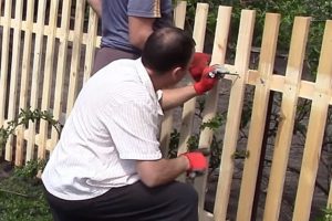 Деревянный забор на металлических столбах своими руками: пошаговая инструкция + фото