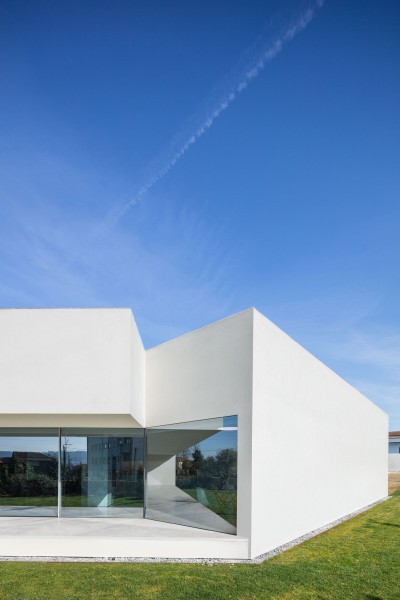 Минималистичный бетонный дом с внутренним двором Минималистичный бетонный дом с внутренним двором