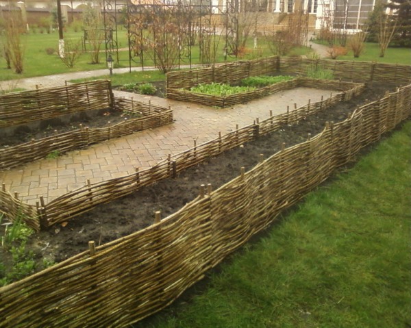 Плетеный забор своими руками: делаем из досок и веток с пошаговой инструкцией