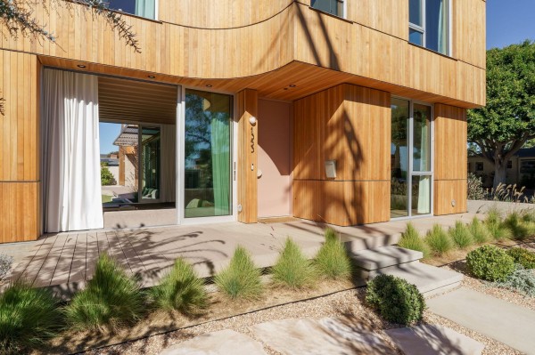 Дом с изогнутыми архитектурными элементами Дом с изогнутыми архитектурными элементами