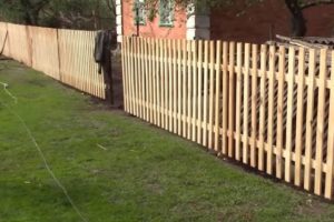 Деревянный забор на металлических столбах своими руками: пошаговая инструкция + фото