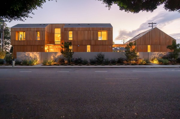 Дом с изогнутыми архитектурными элементами Дом с изогнутыми архитектурными элементами