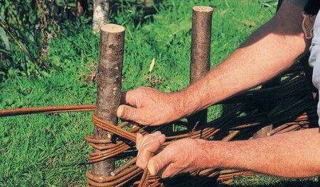 Плетеный забор своими руками: делаем из досок и веток с пошаговой инструкцией