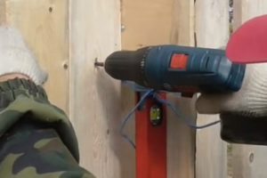 Деревянный забор на металлических столбах своими руками: пошаговая инструкция + фото