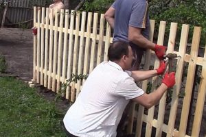 Деревянный забор на металлических столбах своими руками: пошаговая инструкция + фото