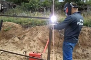 Деревянный забор на металлических столбах своими руками: пошаговая инструкция + фото