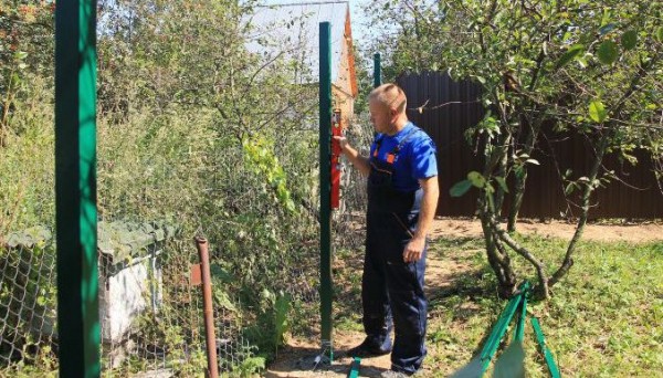 Как сделать забор из сетки рабицы — новые методы установки + расчет Как сделать забор из сетки рабицы — новые методы установки + расчет