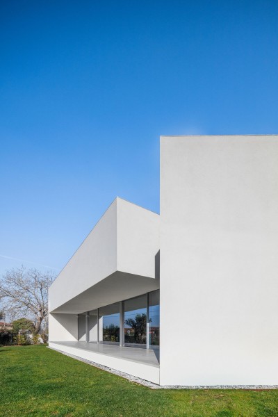 Минималистичный бетонный дом с внутренним двором Минималистичный бетонный дом с внутренним двором