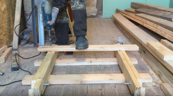 Делаем складные строительные козлы из обрезков досок на дачу Делаем складные строительные козлы из обрезков досок на дачу