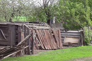 Деревянный забор на металлических столбах своими руками: пошаговая инструкция + фото