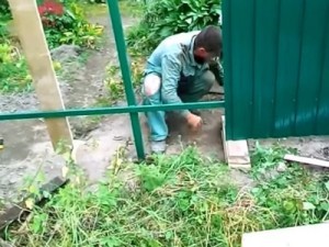 Как построить забор из профлиста своими руками: пошаговая инструкция и важные нюансы