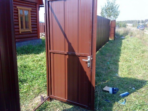 Калитка из металлопрофиля своими руками – схема + порядок выполнения работы Калитка из металлопрофиля своими руками – схема + порядок выполнения работы