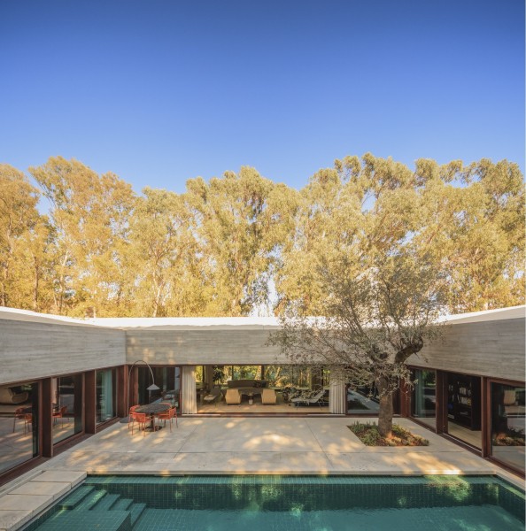 Минималистичная резиденция с рационалистической геометрией Минималистичная резиденция с рационалистической геометрией