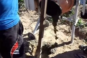 Деревянный забор на металлических столбах своими руками: пошаговая инструкция + фото