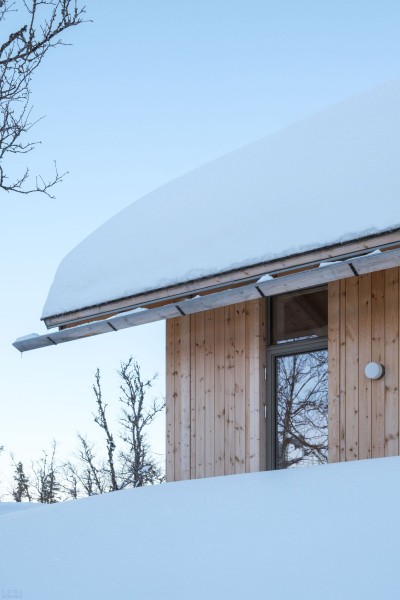 Скандинавская деревянная хижина в дикой природе Скандинавская деревянная хижина в дикой природе