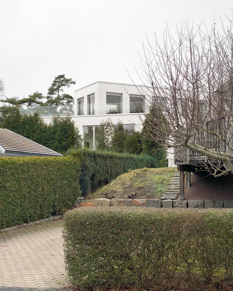 Скульптурная бетонная вилла в суровом рельефе Скульптурная бетонная вилла в суровом рельефе