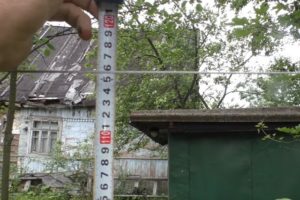 Деревянный забор на металлических столбах своими руками: пошаговая инструкция + фото