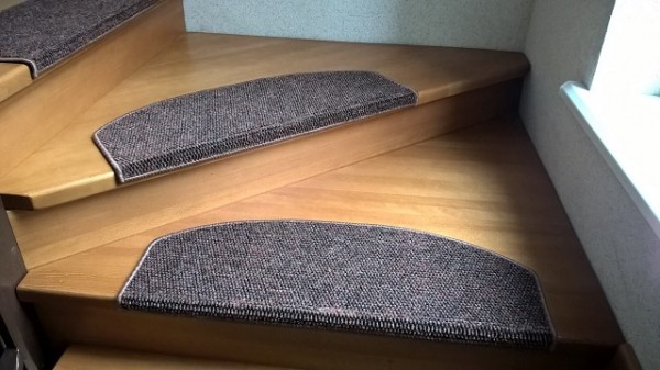 Накладки на ступени лестницы из ковролина: особенности выбора