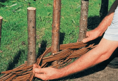Плетеный забор своими руками: делаем из досок и веток с пошаговой инструкцией