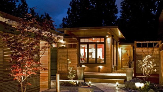 Как грамотно выполнить освещение на участке загородного дома