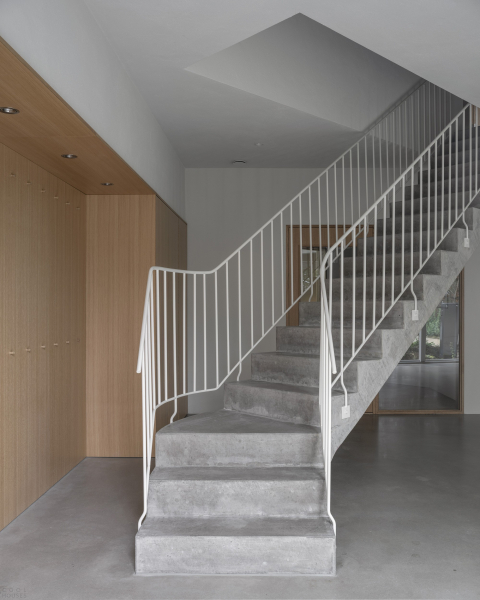 Скульптурная бетонная вилла в суровом рельефе Скульптурная бетонная вилла в суровом рельефе