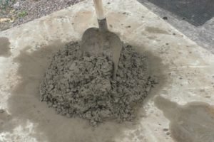 Деревянный забор на металлических столбах своими руками: пошаговая инструкция + фото