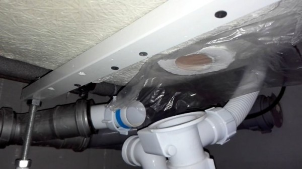 Выравнивание сливного отверстия ванны