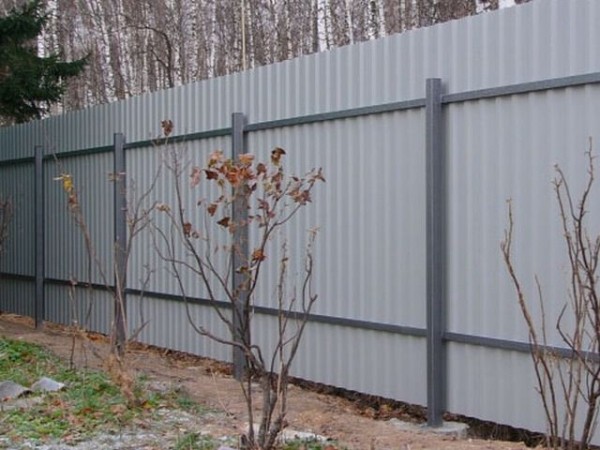 Как построить забор из профлиста своими руками: пошаговая инструкция и важные нюансы