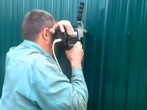 Как построить забор из профлиста своими руками: пошаговая инструкция и важные нюансы