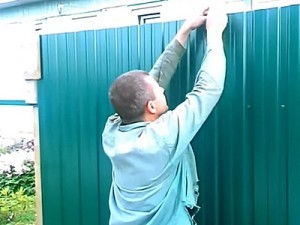 Как построить забор из профлиста своими руками: пошаговая инструкция и важные нюансы
