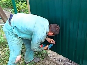 Как построить забор из профлиста своими руками: пошаговая инструкция и важные нюансы