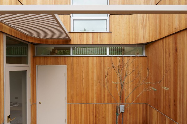 Дом с изогнутыми архитектурными элементами Дом с изогнутыми архитектурными элементами