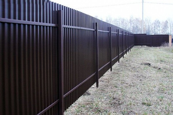 Как построить забор из профлиста своими руками: пошаговая инструкция и важные нюансы