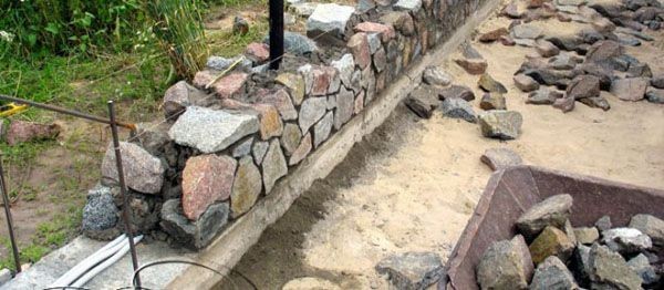 Забор из камня своими руками: пошаговый процесс с пояснениями Забор из камня своими руками: пошаговый процесс с пояснениями