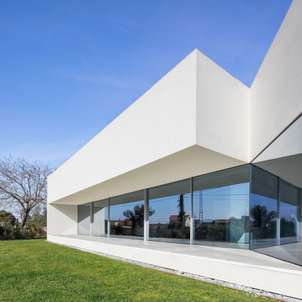 Минималистичный бетонный дом с внутренним двором Минималистичный бетонный дом с внутренним двором